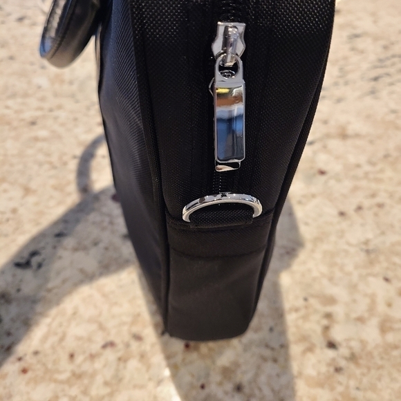 COMPUTER Bag Zippered closure Black Nylon with Faux leather strap - Picture 5 of 6